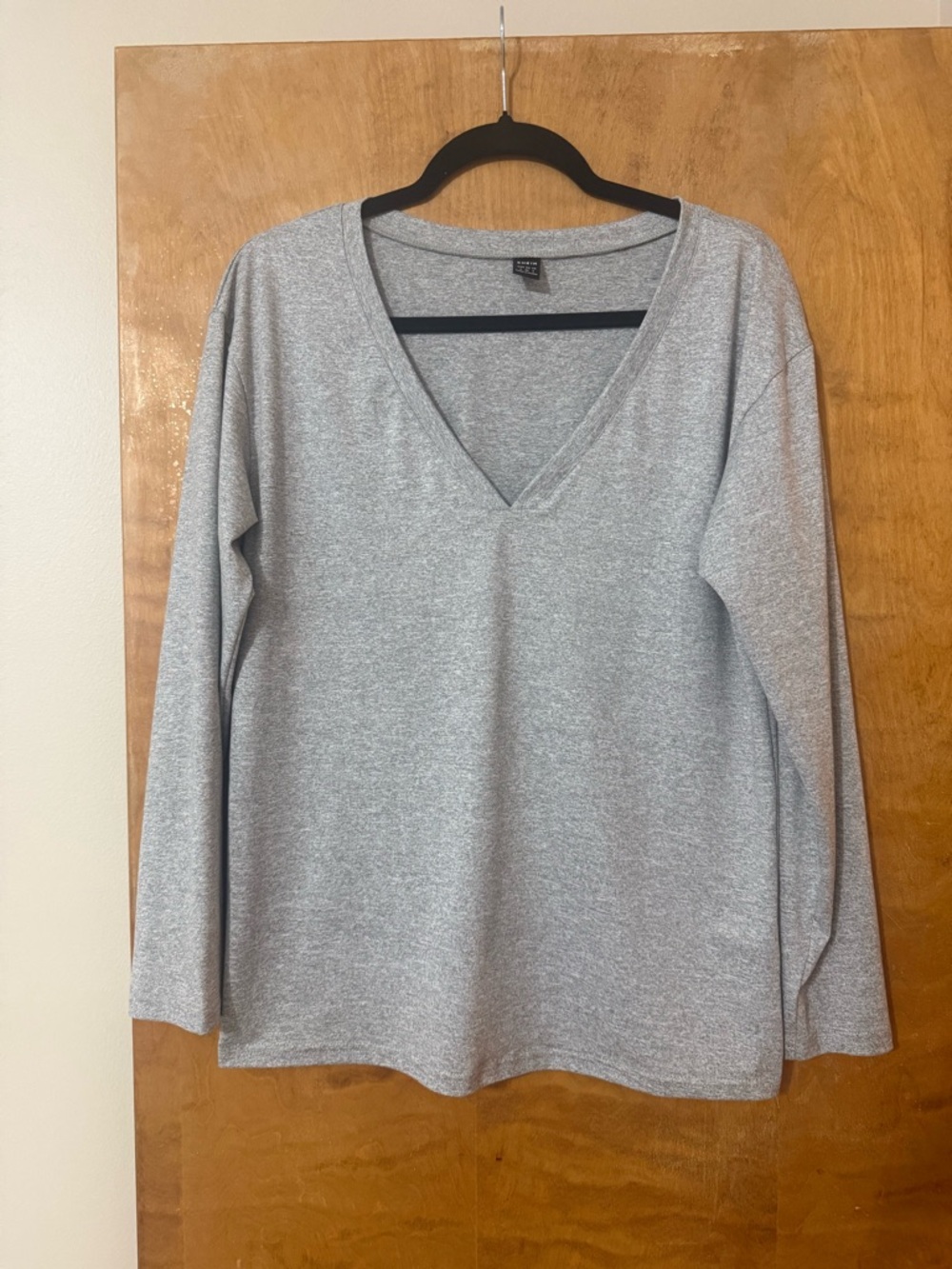 Shein Women’s Size M Heather Gray V -Neck Long Sleeve Top Very Soft EUC
